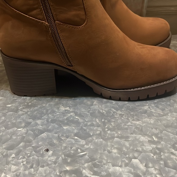 Never worn brown suede round toe tall boot with heel - Picture 4 of 5